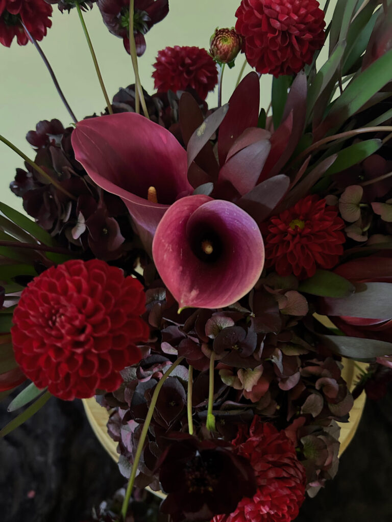 peonia-design-floral-bouquet-morticia-rouge-vert-design-evenement-deuil-mariage-lyon-rhone-2