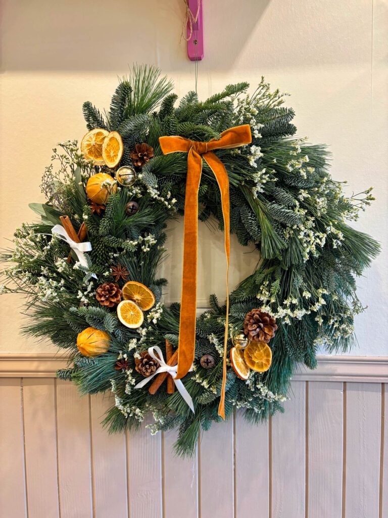 peonia-design-floral-couronne-hiver-noel-composition-pin-naturel-sur-mesure-fetes-2